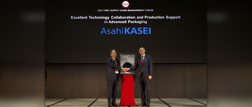 Asahi Kasei President Koshiro Kudo receives the award on behalf of Asahi Kasei